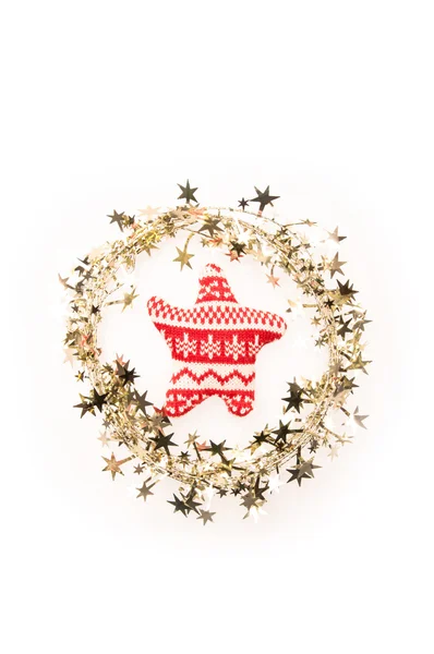 Altın yıldızlar ve bir oyuncak yıldızlı iç ile Noel çelenk — Stok fotoğraf