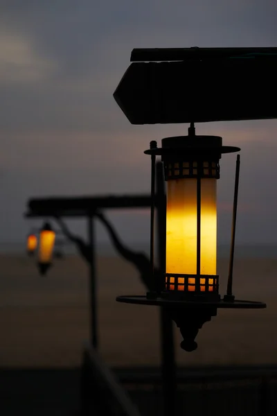 Lanterna à noite na praia — Fotografia de Stock