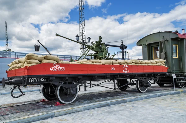 Railway platform with anti-aircraft gun — Stock Photo, Image