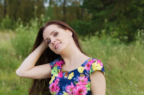 Sommaren porträtt av en vacker kvinna — Stockfoto