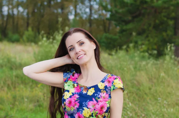 Retrato de verano de una mujer hermosa —  Fotos de Stock