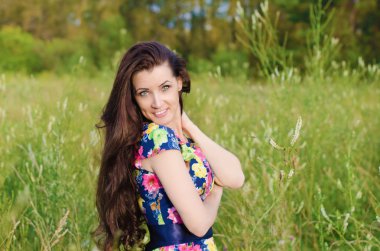 güzel bir kadın portresi yaz 