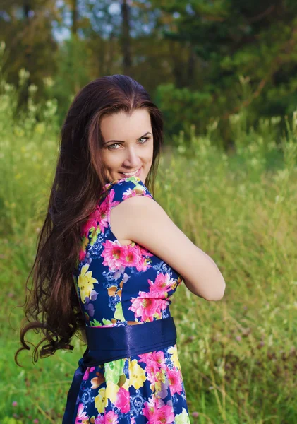 Retrato de verano de mujer feliz en vestido de color brillante —  Fotos de Stock