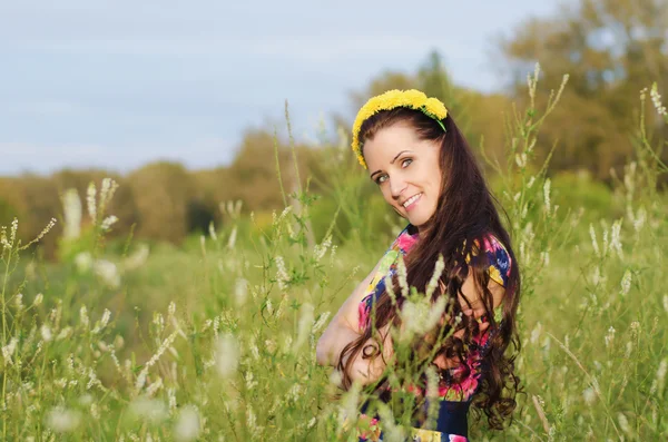 Sommaren porträtt av glad ung kvinna — Stockfoto