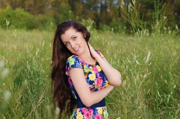 Retrato de verano de una hermosa mujer feliz —  Fotos de Stock