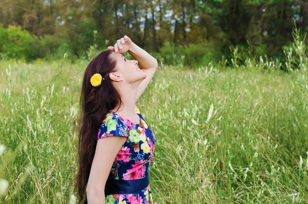 Retrato de alegre hermosa mujer en el fondo de la naturaleza — Foto de Stock