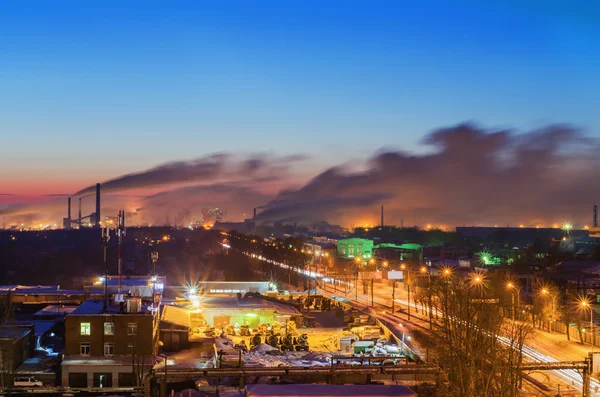 Ruta nocturna en la zona industrial de la ciudad — Foto de Stock