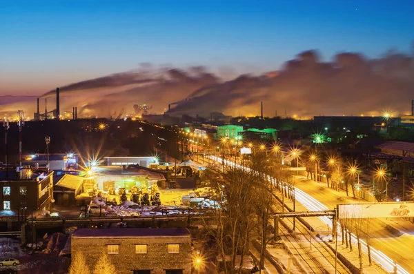 Night road in the industrial area of the city — Stock Photo, Image