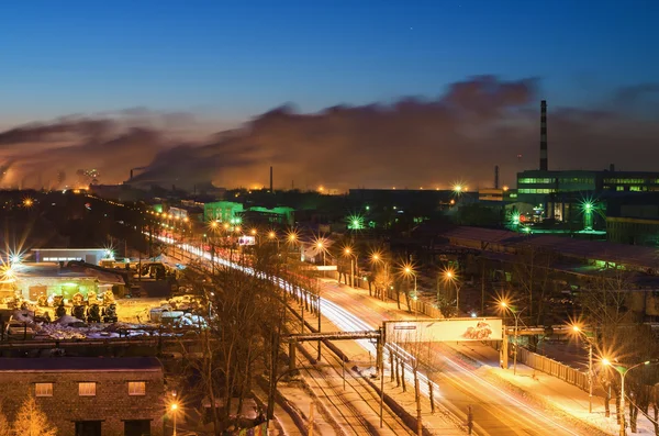 Ruta nocturna en la zona industrial de la ciudad — Foto de Stock