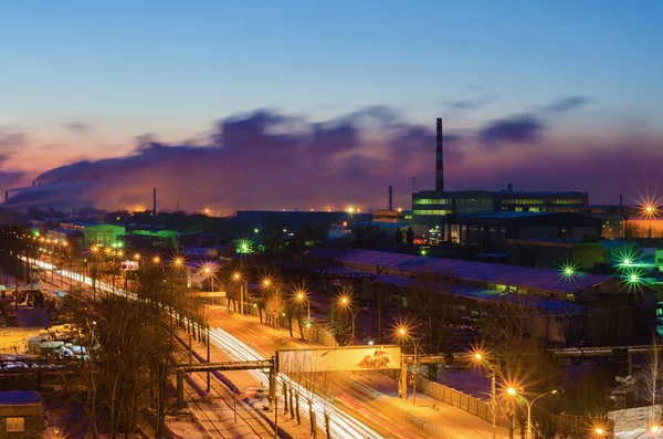 Ruta nocturna en la zona industrial de la ciudad — Foto de Stock