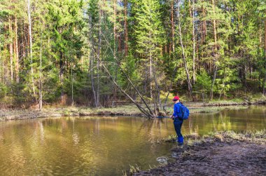  genç kadın balık erken ilkbaharda yakalar.