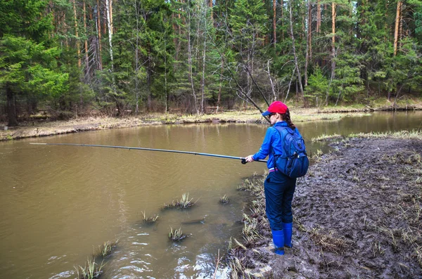 Giovane donna pesca su un piccolo fiume — Foto Stock