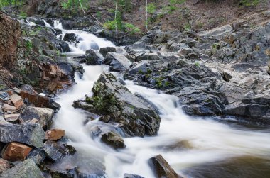Gorge akan nehir dağ