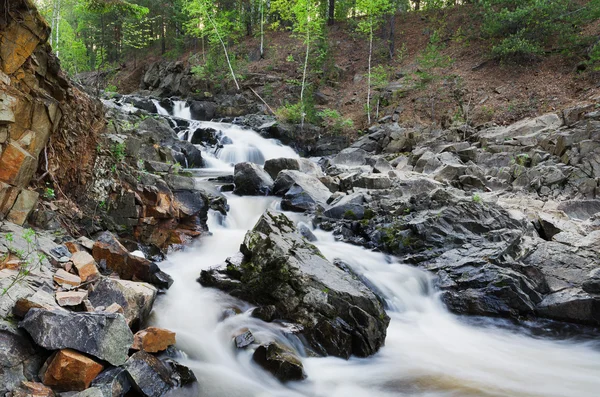 Mountain flod som rinner genom ravinen — Stockfoto