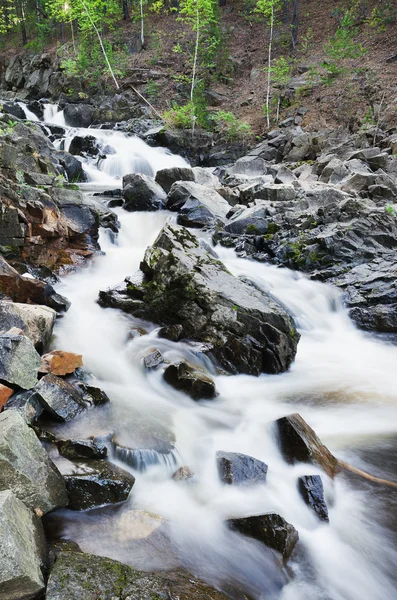 Mountain flod som rinner genom ravinen — Stockfoto