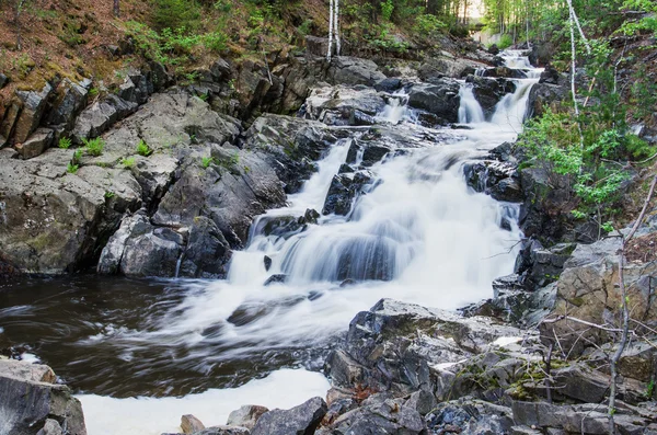 Cachoeiras em um rio de montanha — Fotografia de Stock