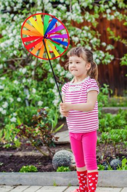 neşeli küçük kız