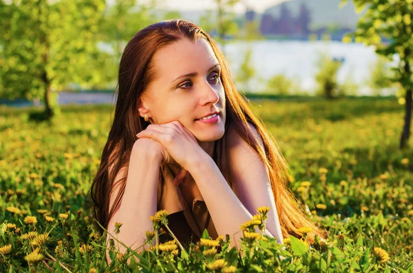 Portrait of beautiful woman outdoors — Stock Photo, Image