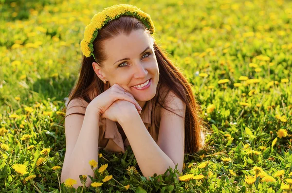 Portrait of beautiful woman outdoors — Stock Photo, Image