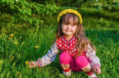 güzel küçük kız malzeme çekme çiçekler