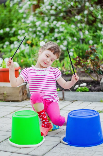 Niña divirtiéndose — Foto de Stock