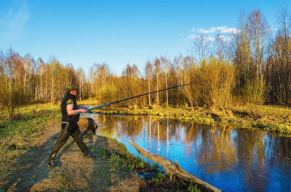 Pesca de primavera en un pequeño río — Foto de Stock