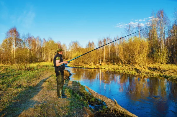 Pesca primaverile su un piccolo fiume — Foto Stock