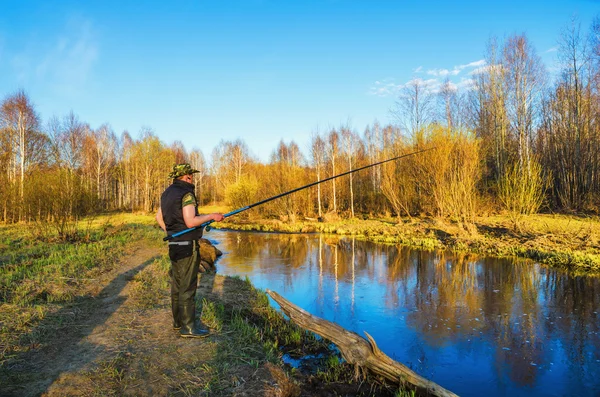 Lente visserij op een kleine rivier — Stockfoto