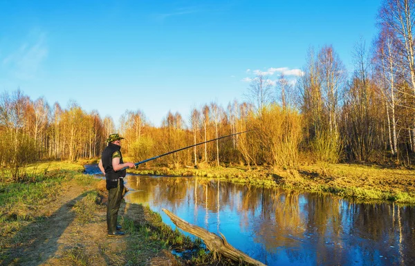 Lente visserij op een kleine rivier — Stockfoto