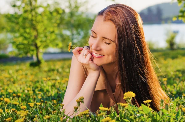 Beautiful woman dreams of in the summer Park — Stock Photo, Image