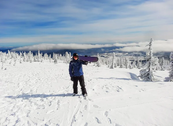 Un snowboarder se dresse sur une colline escarpée — Photo