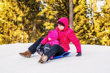 Anne ve kızı kışın halletme