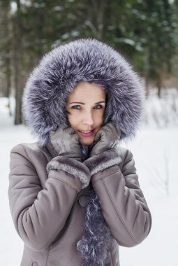 Bir kış yürüyüş güzel bir kadın portresi