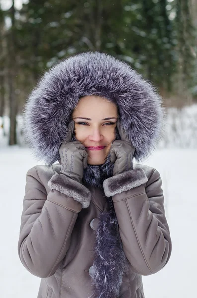 Komik kış yürüyüş güzel kadın portresi — Stok fotoğraf