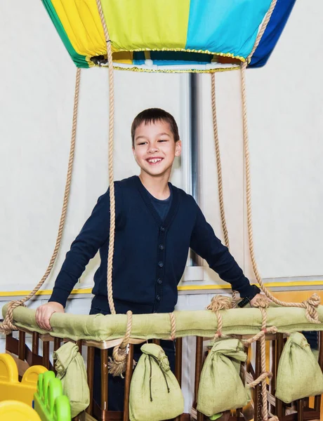 Niño Feliz Encuentra Cesta Diseño Globo — Foto de Stock