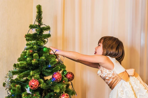 Una Niña Con Hermoso Vestido Viste Con Entusiasmo Árbol Navidad Imagen De Stock