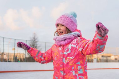 Neşeli bir kızın portresi, kameranın arkasına bakıyor.