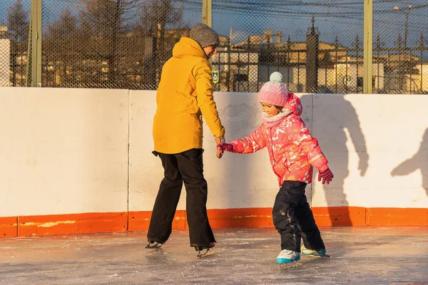 Mutter Lehrt Kleine Tochter Schlittschuhlaufen Winterabend Bei Sonnenuntergang — Stockfoto