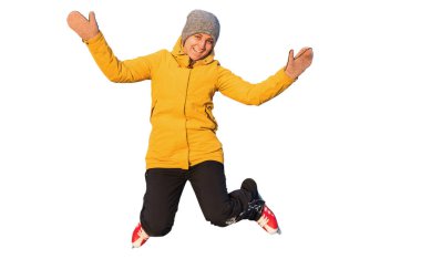 Patenli, kışın spor kıyafetleriyle atlayan neşeli genç bir kadın.