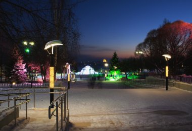 Kış city Park akşam aydınlatma. 