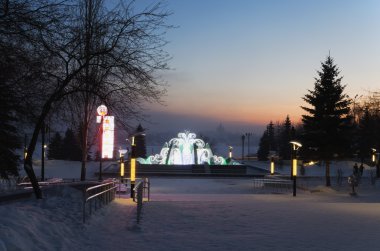 Akşam şehri manzarası.