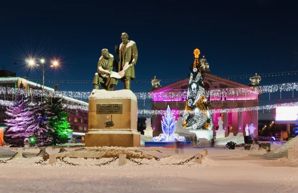 La place principale de la ville avec l'illumination du Nouvel An. La Russie. Le c — Photo