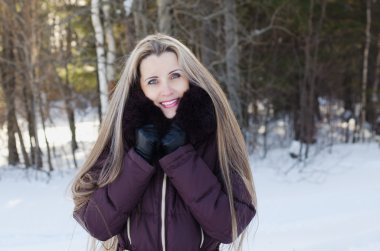 Kış yürüyüş güzel gülümseyen kadın