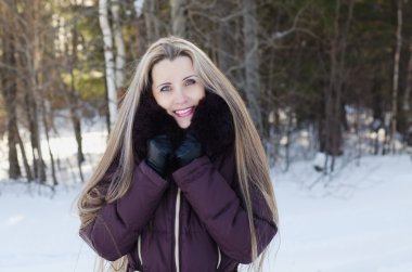 Kış yürüyüş güzel gülümseyen kadın