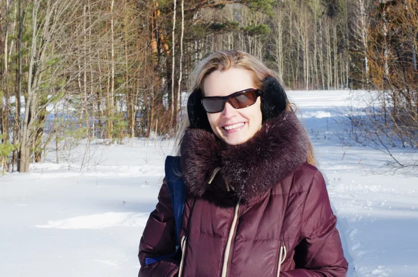 La belle femme souriante en promenade hivernale — Photo