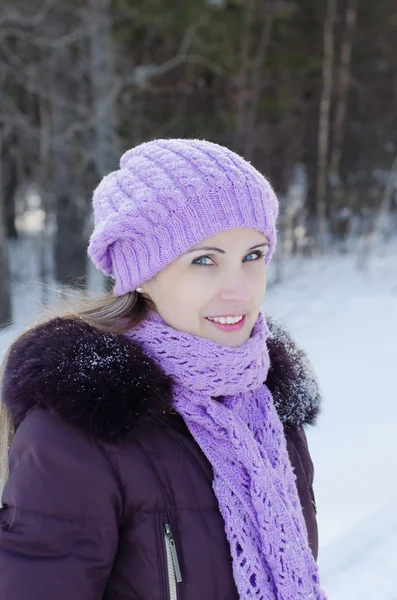 La belle femme souriante en promenade hivernale — Photo