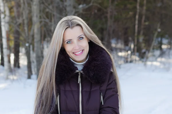 La belle femme souriante en promenade hivernale — Photo