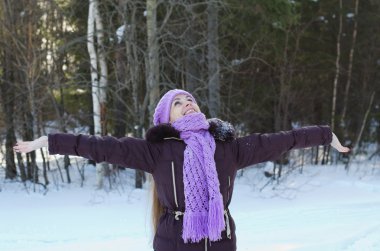 Kış yürüyüş güzel kadın