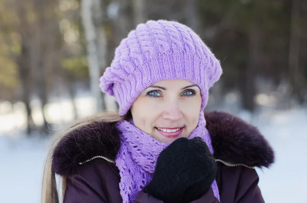 Portrét krásné ženy na zimní procházce — Stock fotografie