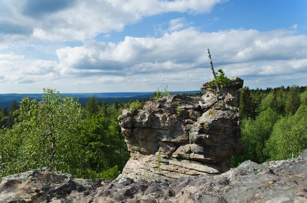 Felsen an der Bergspitze — Stockfoto